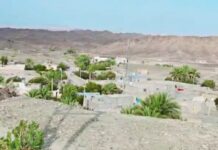 یک ماه قطع اینترنت در اسلامآباد سرباز؛ دانشآموزان برای دسترسی به شبکه به کوهها پناه میبرند